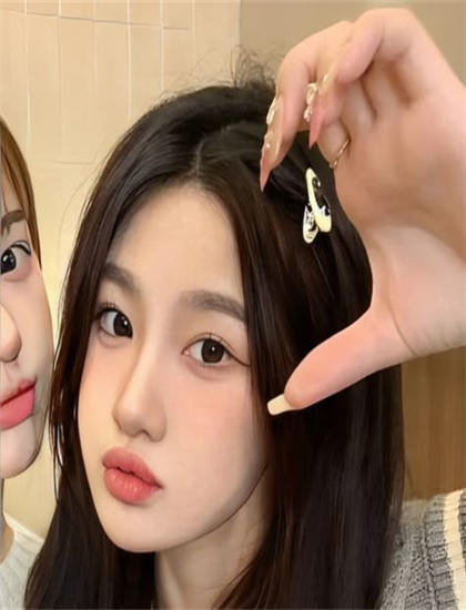 《公鸡》的艺术：美学价值与创作技巧探讨